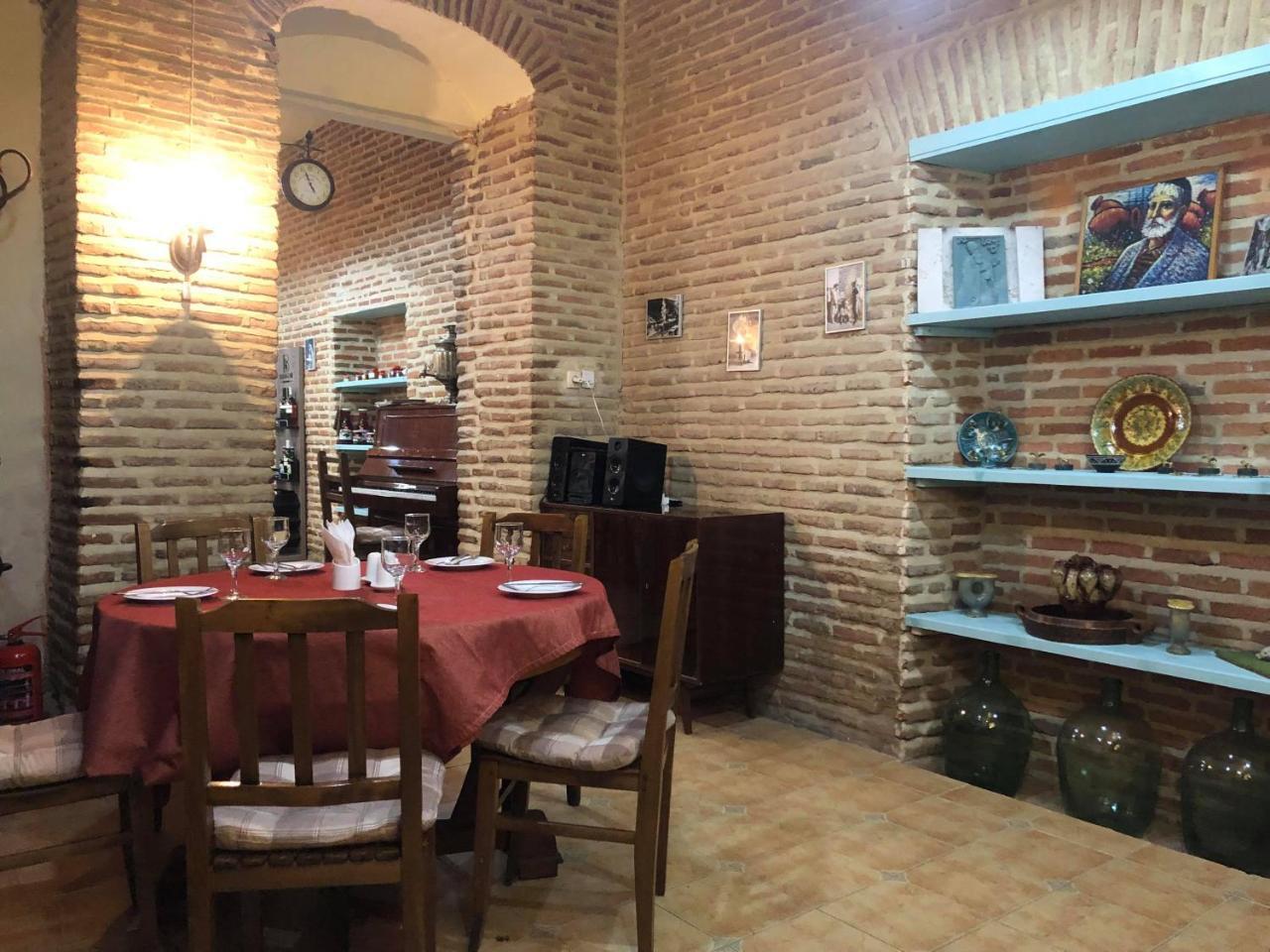 Golden Lion Hotel Sighnaghi Ngoại thất bức ảnh